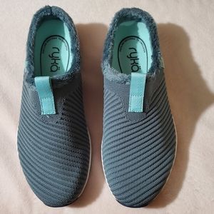 Slip In mule shoe, w/ all over cushioning, and support. Front pull tab. New Sz 7